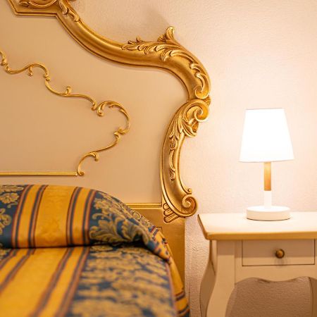 Ca' Leoncino - Venice Canal Front Apartment Bagian luar foto