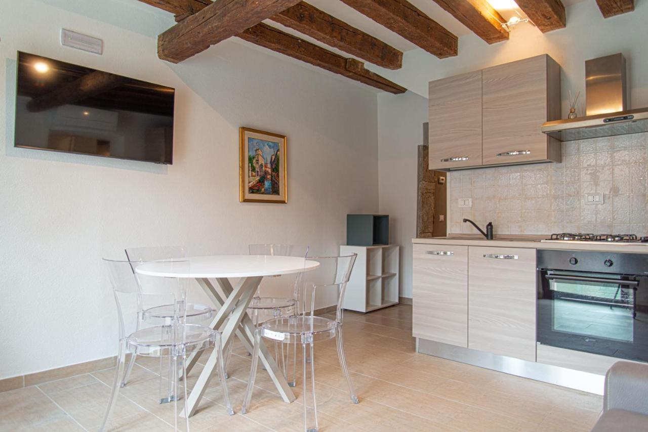 Ca' Leoncino - Venice Canal Front Apartment Bagian luar foto