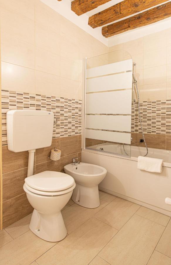 Ca' Leoncino - Venice Canal Front Apartment Bagian luar foto