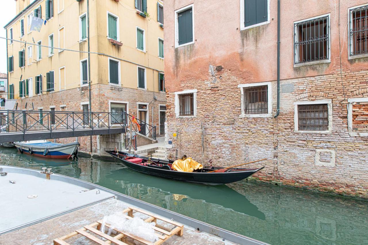 Ca' Leoncino - Venice Canal Front Apartment Bagian luar foto