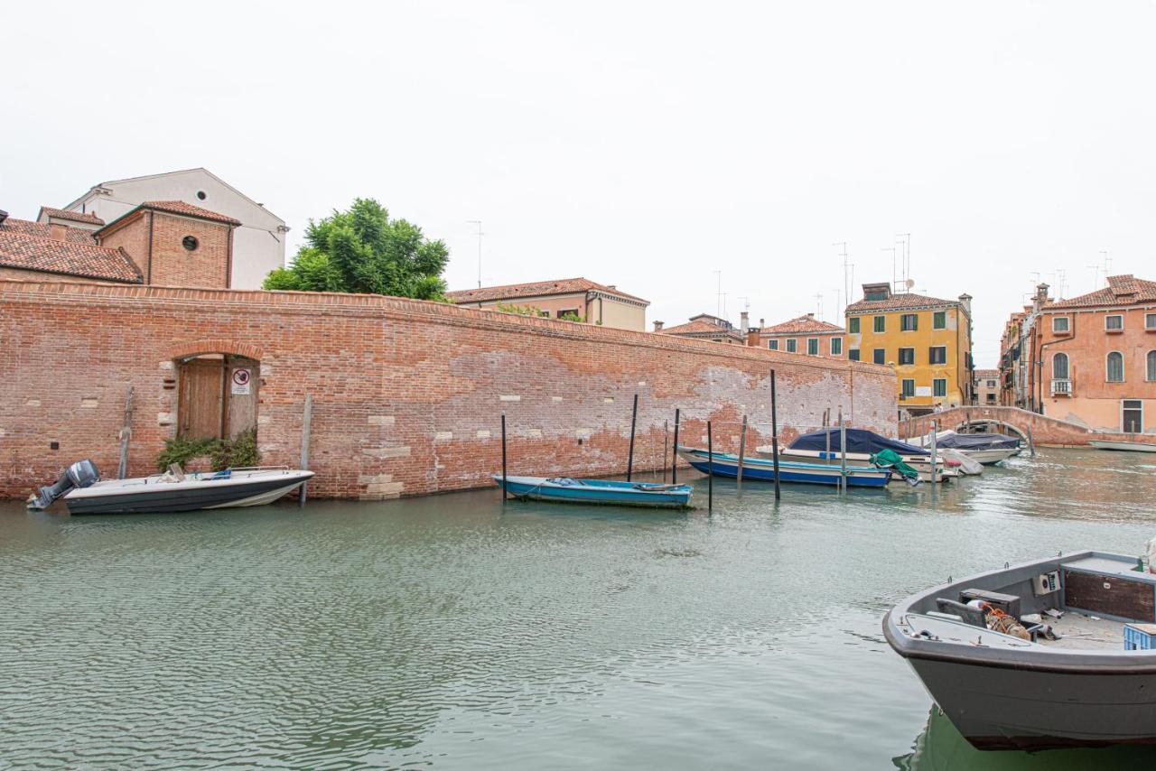 Ca' Leoncino - Venice Canal Front Apartment Bagian luar foto