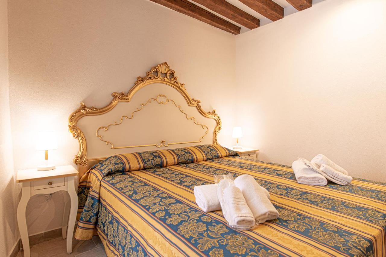 Ca' Leoncino - Venice Canal Front Apartment Bagian luar foto