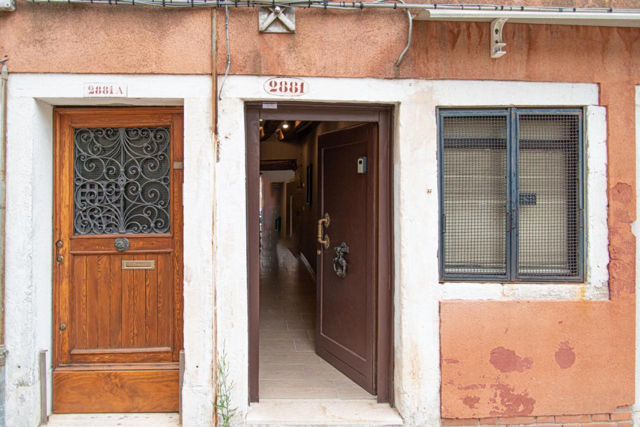 Ca' Leoncino - Venice Canal Front Apartment Bagian luar foto