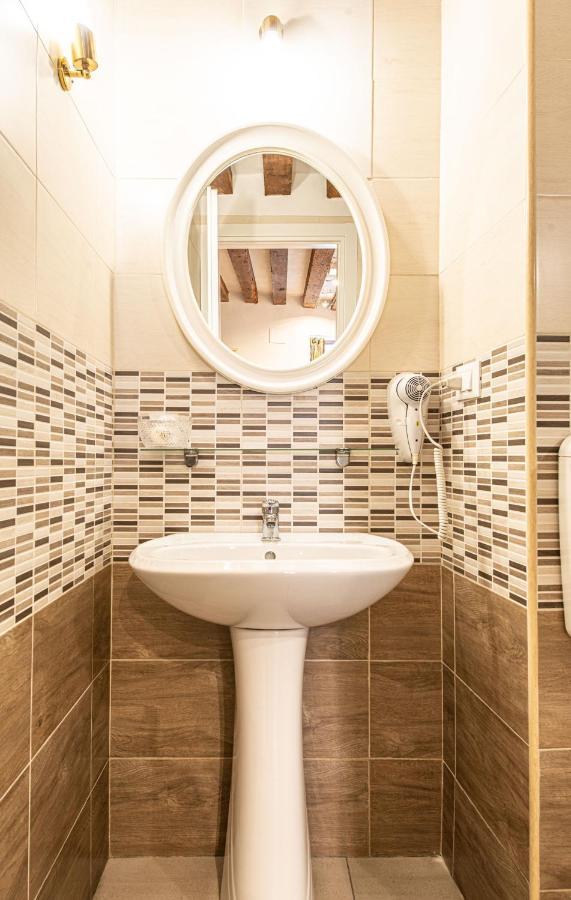 Ca' Leoncino - Venice Canal Front Apartment Bagian luar foto