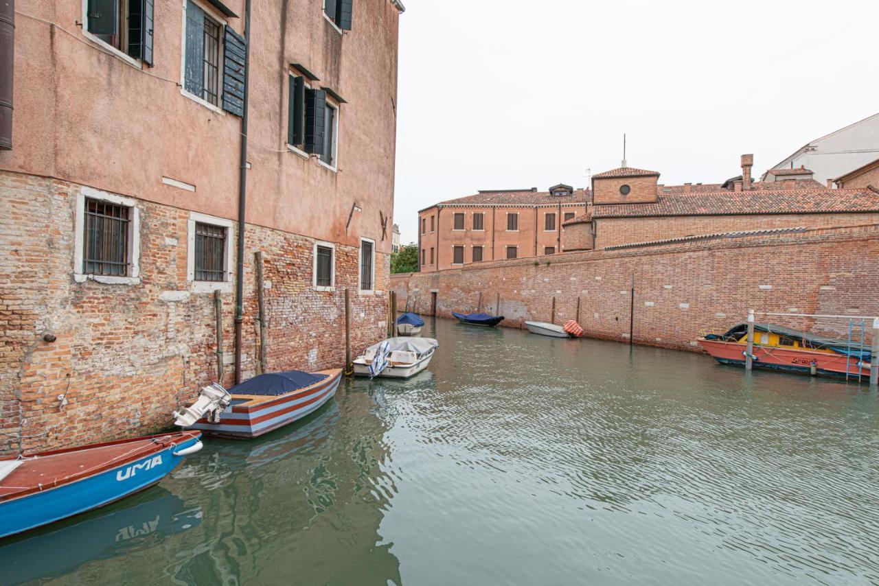 Ca' Leoncino - Venice Canal Front Apartment Bagian luar foto