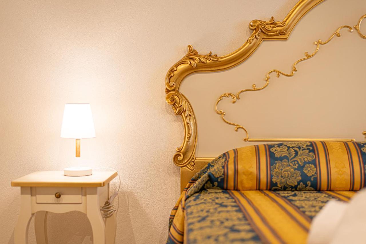 Ca' Leoncino - Venice Canal Front Apartment Bagian luar foto
