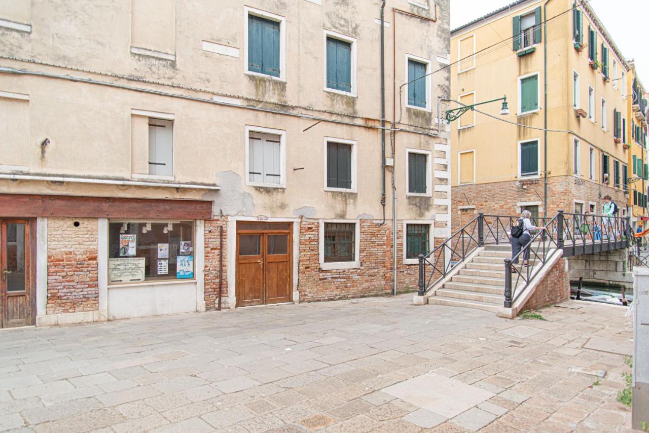 Ca' Leoncino - Venice Canal Front Apartment Bagian luar foto